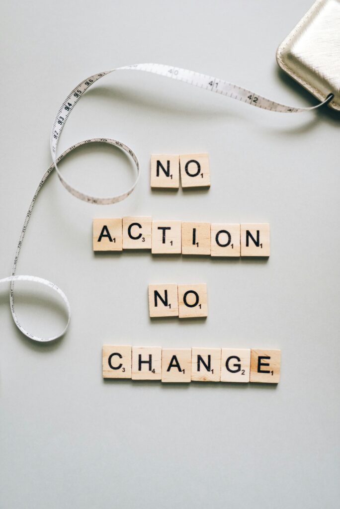 Scrabble-Satz „No action no change“ mit Maßband – Motivation für Systemhäuser, ihre Zeiterfassung Systemhaus und MSP Abrechnung zu modernisieren